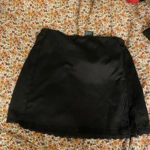 Kjol med spets och slits - Säljer min svart kjol från H&m i strl S med spets längst ner! Den har också en slits (se bild 2)💕