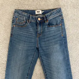 Säljer dessa super snygga mid waist flare jeans från lager 157 då de är lite för korta på mig för min smak! 💕dom är i fint skick!! 