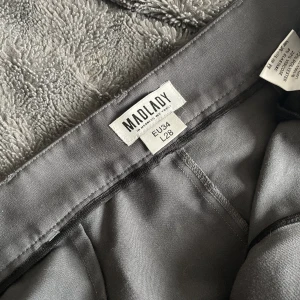 Madlady kostymbyxor - Säljer dessa då de är förstora. Byte mot 32/28 skulle kunna ara intressant. Elefantgråa. 🌿🌿