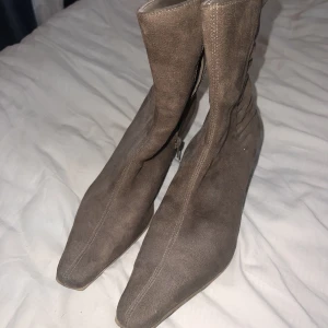 Bruna mocka klackar  - Skorna är använda men är i bra skick. 