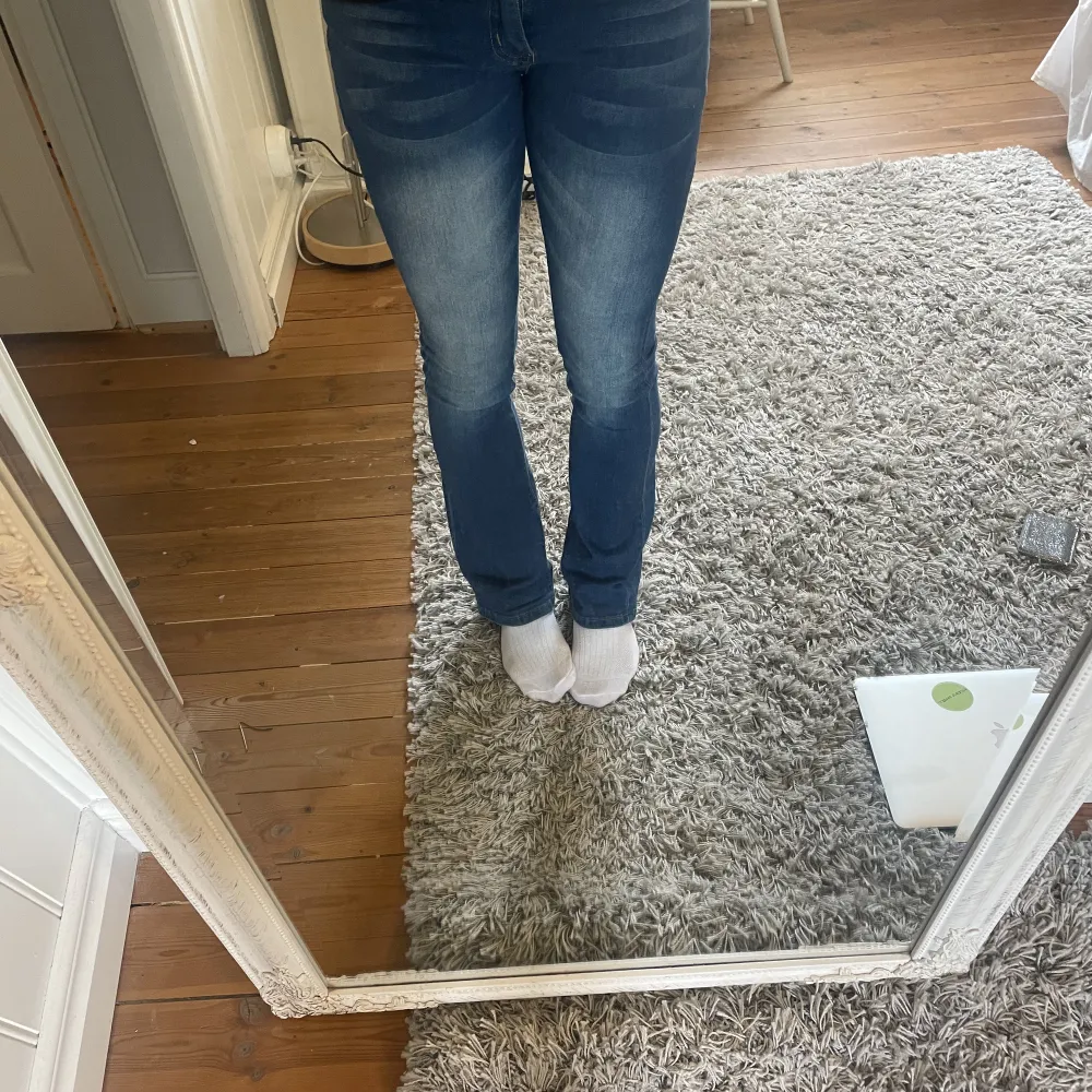 Mörkblå jeans med lågmidja och bootcut. . Jeans & Byxor.