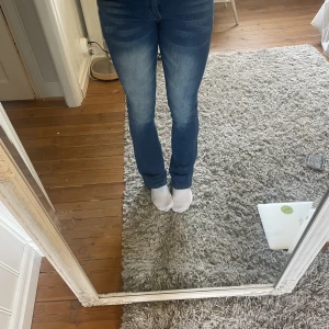 Lågmidjade och utsvängda jeans  - Mörkblå jeans med lågmidja och bootcut. 