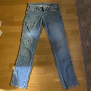 Lågmidjade jeans från wrangler. Midjemått: 78cm Innerbenslängd: 80cm
