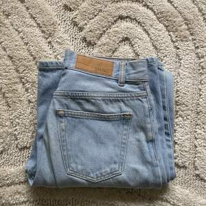 Säljer dessa jeans från Junkyard i storlek 36/S. 