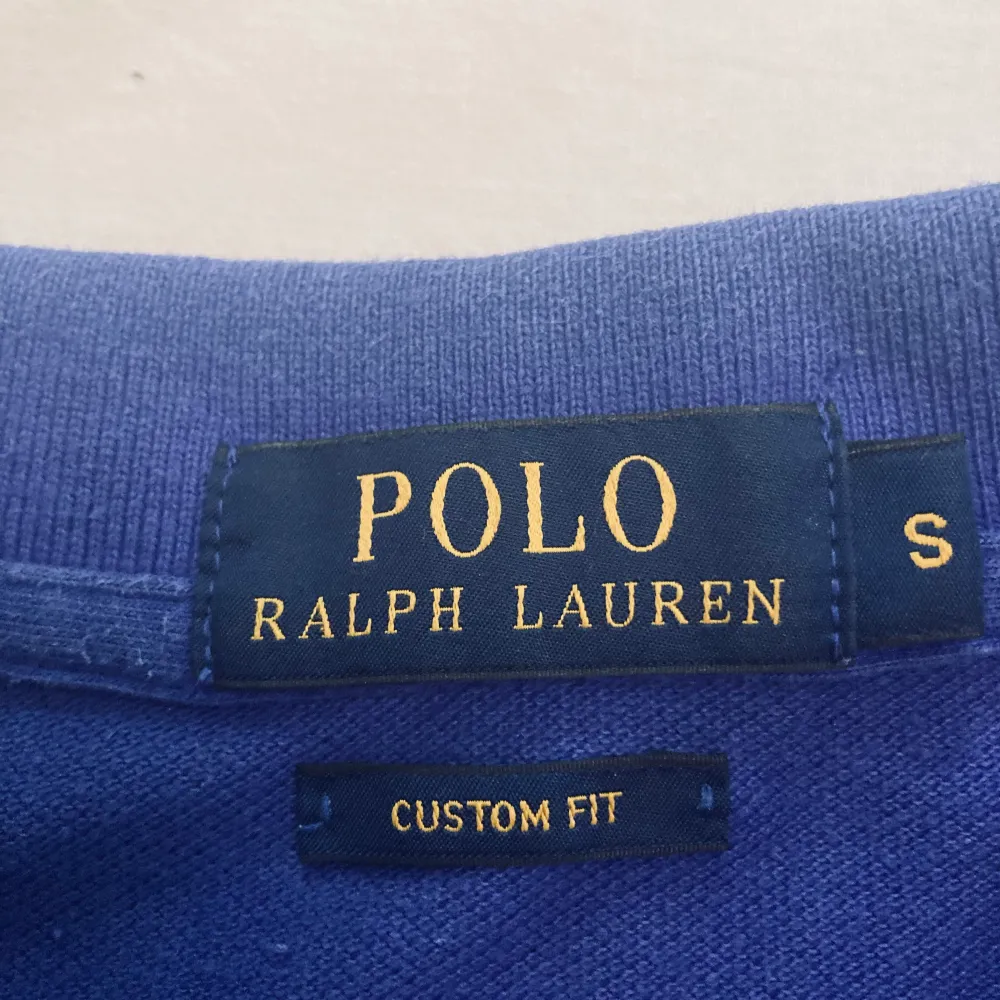 Säljer nu denna snygga Ralph lauren pikén i storlek S. Tröjan är lite urtvättad vid kragen. Pris kan diskuteras . Tröjor & Koftor.