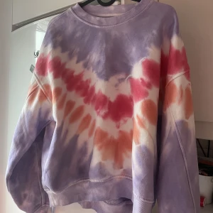 Tröja från Carlings - Säljer denna ascoola tröja köpt på Carlings🩷 Märke: STAY🌸💕 Inga defekter! Säljer enbart för att den inte kommer till användning längre🩷