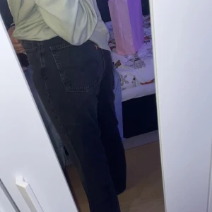 LEVI’S JEANS - Säljer mina älskade Levis jeans då de inte kommer till användning! Sparsamt använda! Inga tecken på slitage!🥰 Storlek 29💕🌸 Hör av dig vid frågor!🥰🩷