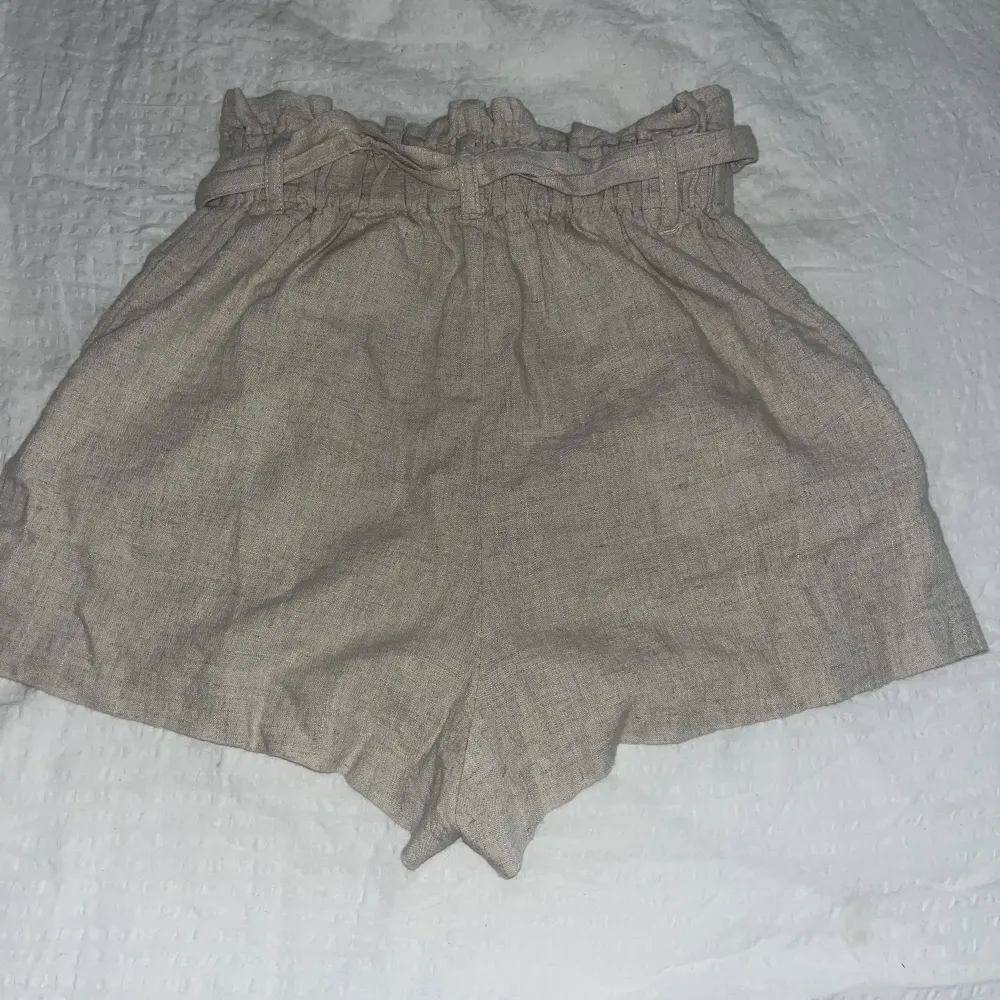 Linne shorts från H&M. Köpte förra året. Inte så använda i bra skick. Köparen står för frakten. . Shorts.