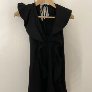 Klänning  - söt klänning från hm i storlek 38. Den är rätt så kort så rekommenderar den ej för långa människor. 