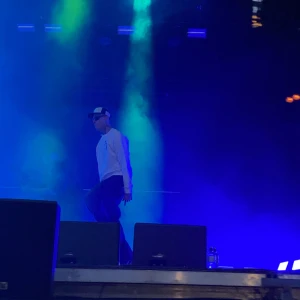 Hov1 t shirt - söker hov1 t shirt i vilken storlek som helst mellan S-L i bra pris, kan mötas upp beroende på vart du finns, annars betalar jag frakten.