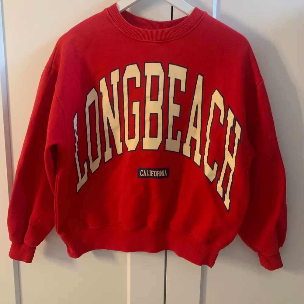 Röd sweatshirt från Pull&bear med stort tryck i storlek XS. Inte använd mycket.. Hoodies.