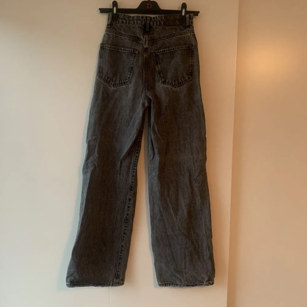 Gråa högmidjade vida jeans från Gina tricot i storlek 34. Använda mycket så något slitna längst ner men annars bra skick.. Jeans & Byxor.