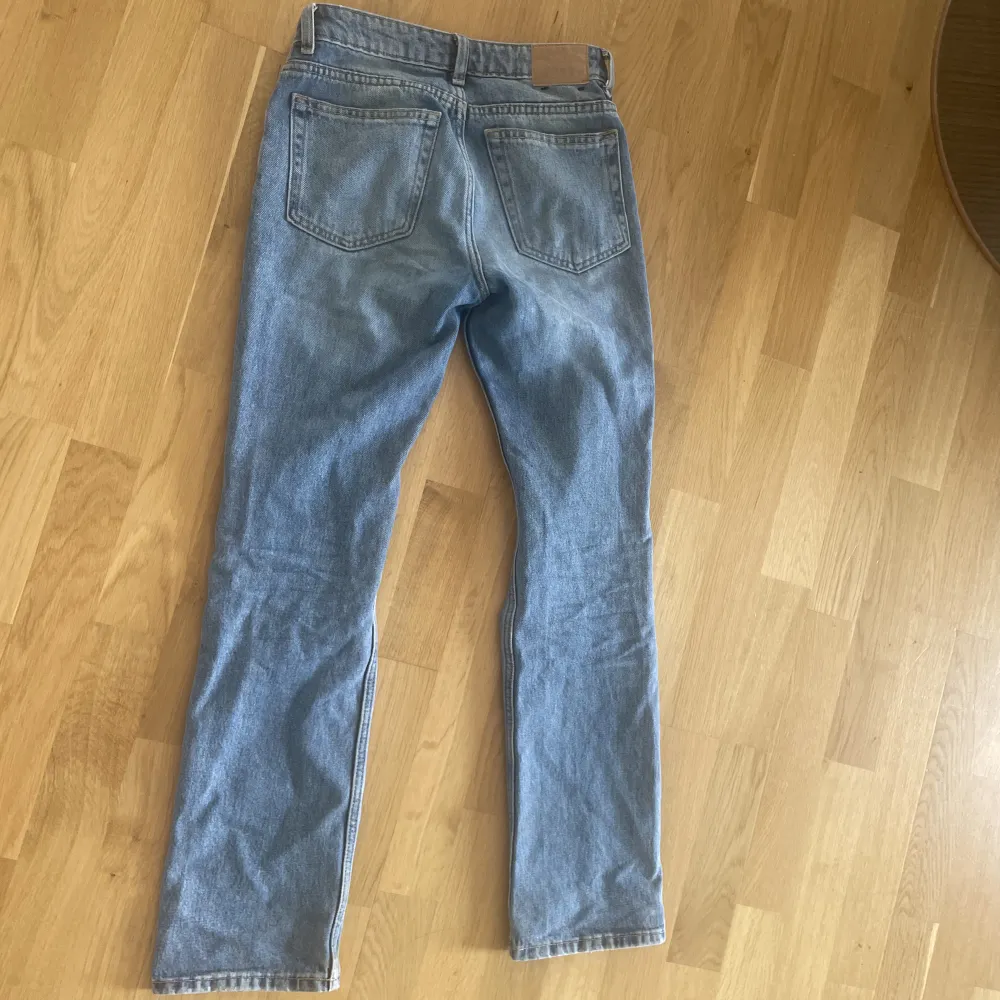 Jag säljer dess skit snygga lågmidjade straight jeans ifrån weekday! säljer pågrund av att dom börjar bli för små! storleken är 24 i midjan och 30 i längden!. Jeans & Byxor.