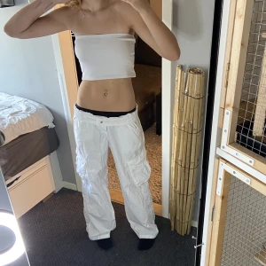 cargopants  - intressekoll på mina snygga cargopants från hm. slutsålda och fortfarande i nyskick. lite skrynkliga just nu dock. Finns en till anons på samma byxor med mått m.m nerskrivet 