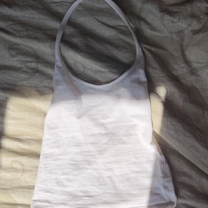 Vitt linne  - Vitt linne med band runt nacken❤️storlek 32 men skulle säga att det passar större också🫶🏼som vanligt med vita linnen så är det lite genomskinligt, vilket är bra att ha i åtanke💗från hm🫶🏼