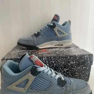 Jordan 4s University blue - Använda ett fåtal gånger(ca 5). Inga synliga skador och inga permanenta fläckar. Har lite smuts här och där men går att få bort. Replika. Säljs billigare vid snabbt köp. Storlek 41: unisex. Köparen står för frakten. Kommer utan kvitto & alternativt låda. 