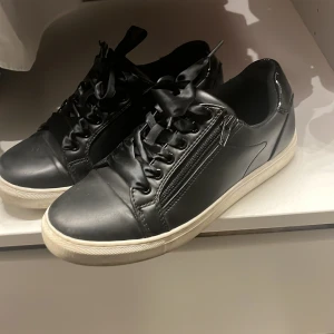 Svarta skor - Fina skor som inte kommer till användning. Jätte fint skicka och har en dragkedja på sidan som funkar. Pris kan diskuteras 