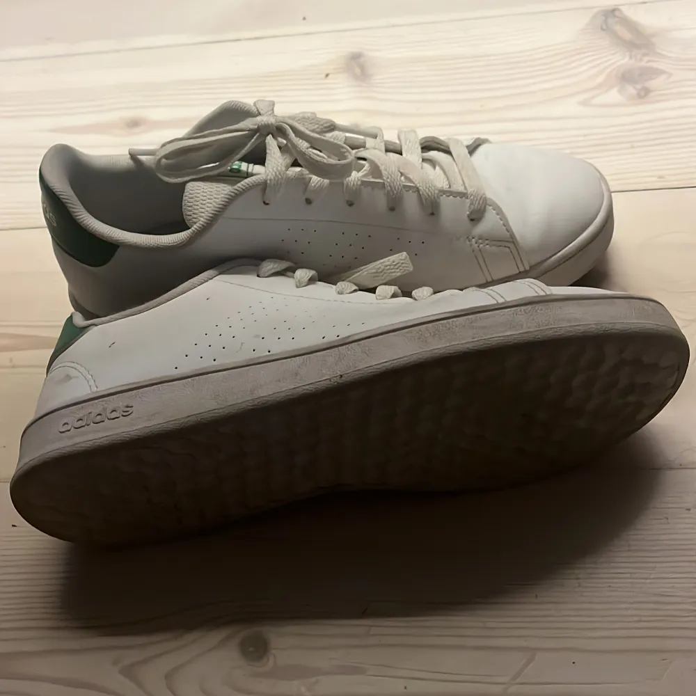 Helt vanliga vita adidas skor som är  använd 3 ggr inga märken och inte alls slita.. Skor.
