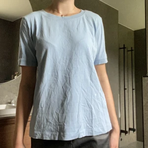 Ljusblå T-Shirt  - Säljer denna då den inte kommer till användning, super fin ljus blå färg men dock lite vita fläckar längst ner på tröjan som säkert går och ta bort därför säljer jag den så billigt 💙