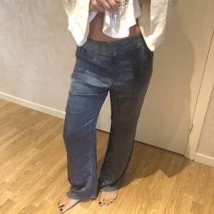 Low rise byxor - Low rise silkesliknande byxor. Är väldigt långa för mig (172cm).