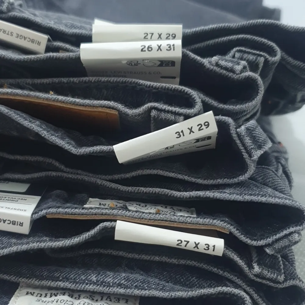 Säljer 4 st gråa ribcage straight ankle levi's jeans som är helt nya och oanvända med olika storlekar för kvinnor. Nypris ligger på 1250 kr men säljer mina för 380 kr styck, pris kan diskuteras. Kom privat för mer detaljer du undrar över.. Jeans & Byxor.