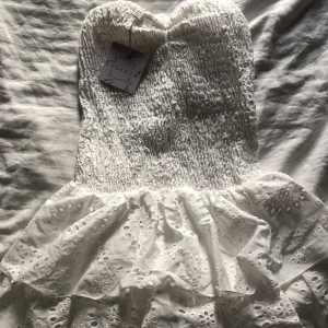 Vit klänning - Oanvänd klänning med lappar kvar!