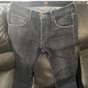 Säljer ett par Lee jeans i storlek W31 L32. Jeansen är använda några gånger och skulle säga att de är som i nyskick. Säljer pga att de är för små. Nypris 999kr, mit... Visa mer 