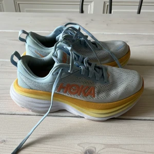 Hooka springskor  - Använda 3 gånger. Säljer pågrund av fel storlek. Original pris cirka: 2000kr