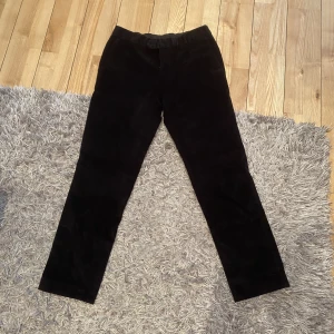 Bläck Manchesterbyxor  - Bläck Manchesterbyxor i superfint skick. Storlek 46. Straight/regular fit.
