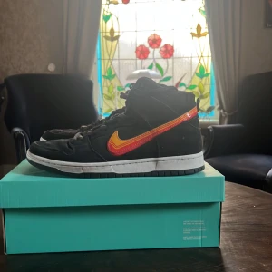 Sb dunks high pro universal gold - Andvända ett få antal gånger  Skick 9/10 Nypris 2500 Pris 749 kr sjuk steal🔥