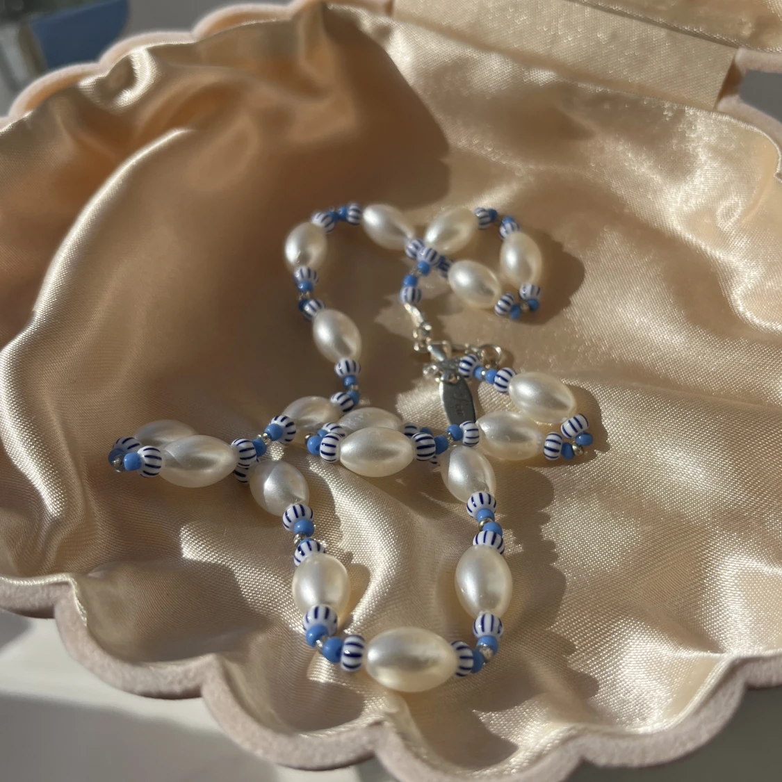 Blåvitt pärlhalsband 🌊🐚 - 91