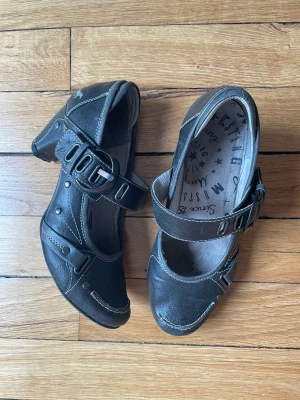 Y2k Mustang klackar - Otroligt snygga Mustang klackar!! Önskade att dom passade men tyvärr inte :(  Storlek 40