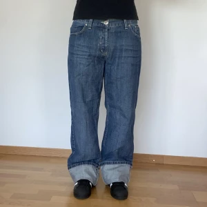 Jeans  - D&G mörkblå jeanse I fint vintage skick då de knappast har andvänts