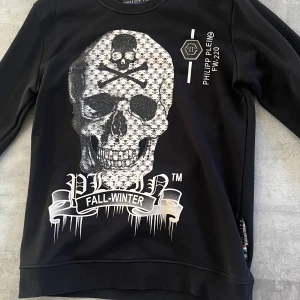Philip plein sweatshirt - Säljer min Philip plein sweatshirt på grund av att jag växt ur den  Den är storlek M men passar även S. Går att vricka på priset om så är fallet