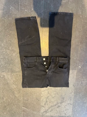 Jeans passar 34/36 🖤 - Köpta på h&ms herravdelning men sitter som zara jeans! Så najs jeans, sitter som en 34/36! Försten till kvarn 🖤 kan skicka bild på om så önskas!