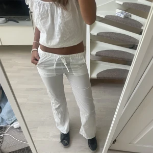 Linne/siden byxor  - Sötaste linnebyxorna perfekt till sommaren 🙌🏽 viktigt att tillägga är att de är något genomskinliga❤️ jag är 168 