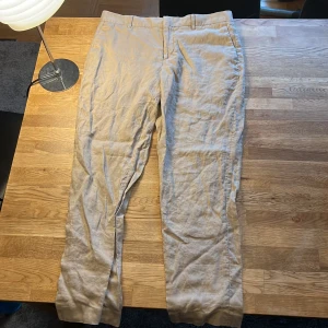 Linnebyxor/Finbyxor - Säljer nu mina linnebyxor som jag har använt max 1  gång. Det är dragkedja på byxorna och de finns en hake och en knapp.