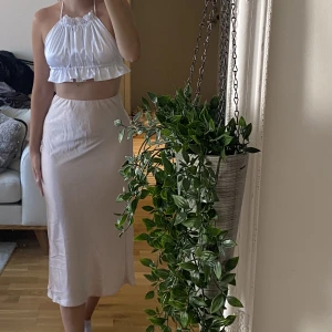 Rosa satinkjol - Ljusrosa lång satinkjol, endast använd en gång, mycket fint skick. Lite genomskinligt material.