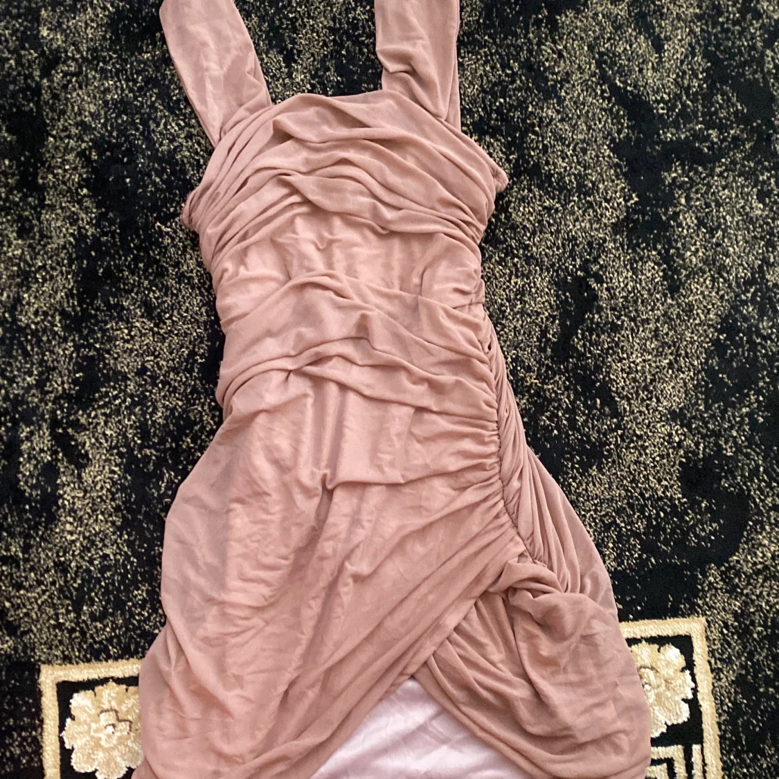 Rosa klänning med slit  - 90