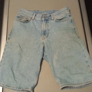 Big jean shorts Sweet skbts jorts ljus blå - Bra condition perfekta för sommaren o baggy.  Original pris 500kr 