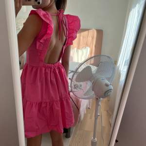 (lägger upp igen) en jättefin rosa klänning, använd 1 gång alltså som ny! storlek XS.