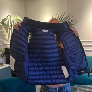 Stone island väst - Bra kvalitet på västen, äkta såklart kan skicka qr. Kan prutas vid snabb affär.