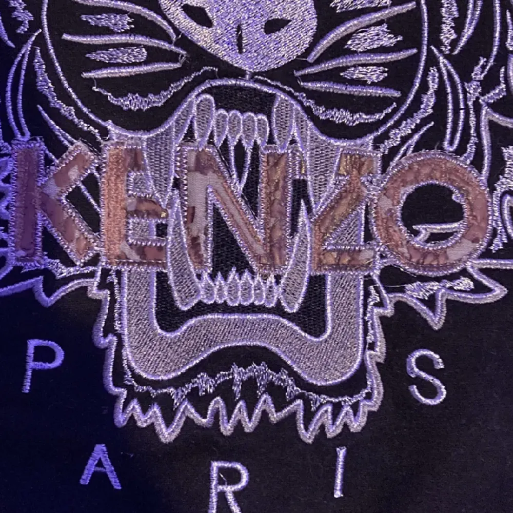 Säljer min Kenzo tröja som är i okej skick om man bortser från bokstäverna då det har börjat lossna. Dock så syns det knappt om man ser tröjan på normalt avstånd. Såklart en rep (därav priset).. Hoodies.