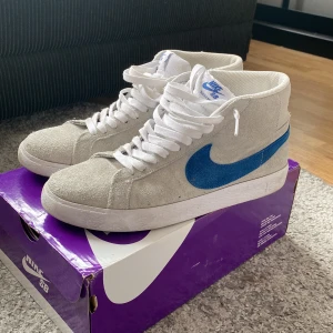 Nike SB Blazer Mid - Storleken 42, färg grå, material mocha