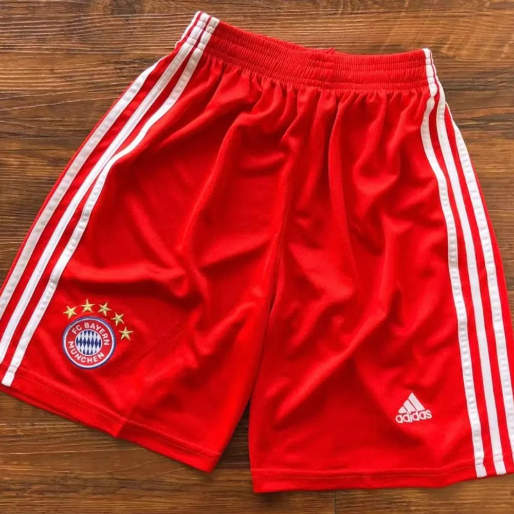 Jag säljer ett par nya Bayern München T-shirts tillsammans med shorts för endast 659 kr. Leveransen tar ungefär 2 veckor. Eller så kan vi mötas upp i Västerås. Finns i alla storlekar. . T-shirts.