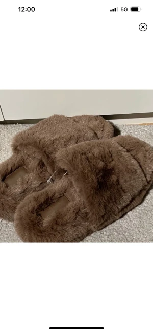 Fluffiga tofflor - trendiga & fluffiga tofflor från h&m som är helt oanvända!🥰 strl 39! Hög sula💘nypris är över 300 kr & de säljs inte längre 🩶