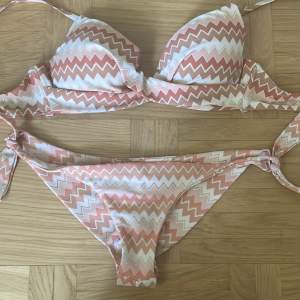 Sjukt snygg bikini med missoni liknande mönster. Tvättas såklart innan den postas.