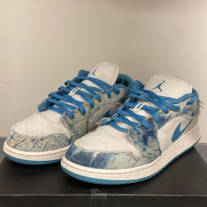 Air Jordan 1 low washed denim - Välanvända jordans från JD, de har ett litet rosa märke på vänstra skon(bild 2)