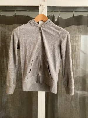 Grå zip-up - Grå zip-up hoodie med ”velvet liknande” tyg. Den hade tidigare klitter på huvan men jag har klippt bort det. Använvänt ett tag💞skriv för fler frågor💓