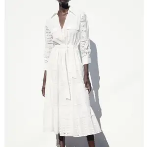 Ny och oanvänd jättefin vit klänning från Zara med hålbroderier. Storlek small. Nypris 799:- 
